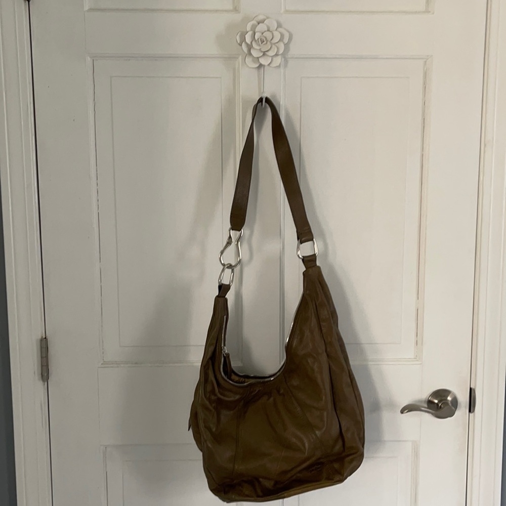 Flat bottom hobo bag